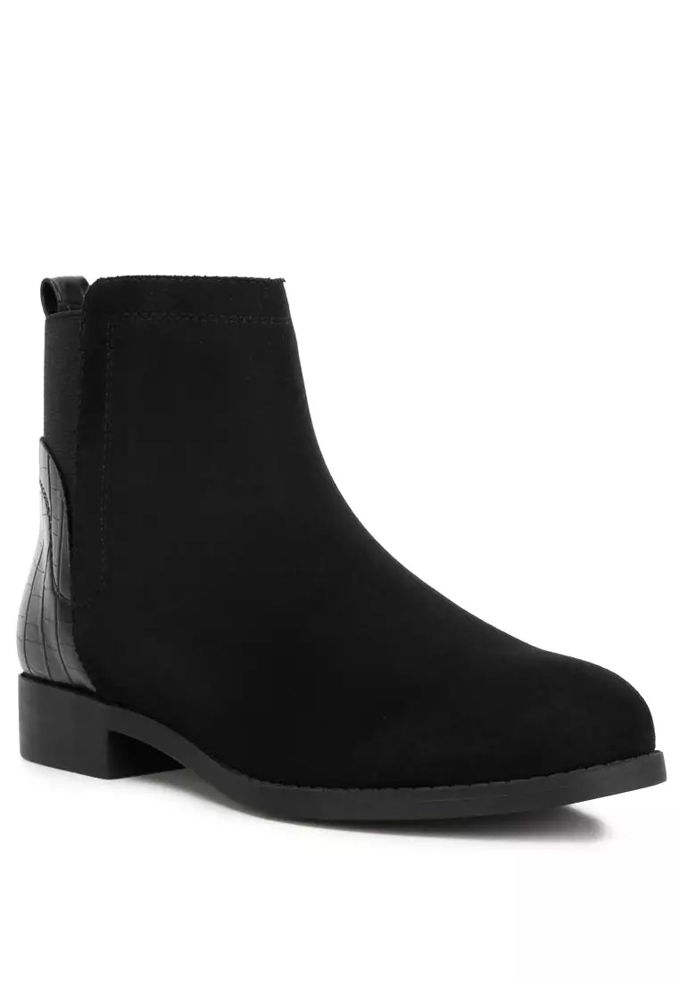 Back Panel Chelsea Boots in Black