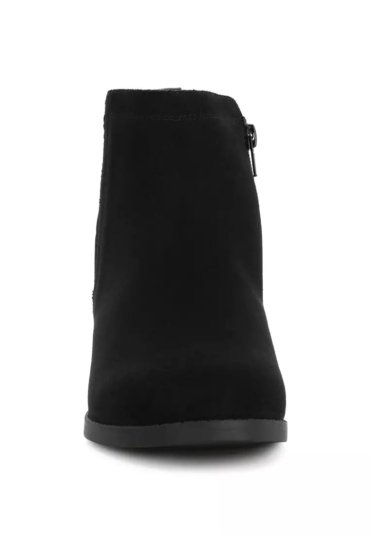 Back Panel Chelsea Boots in Black