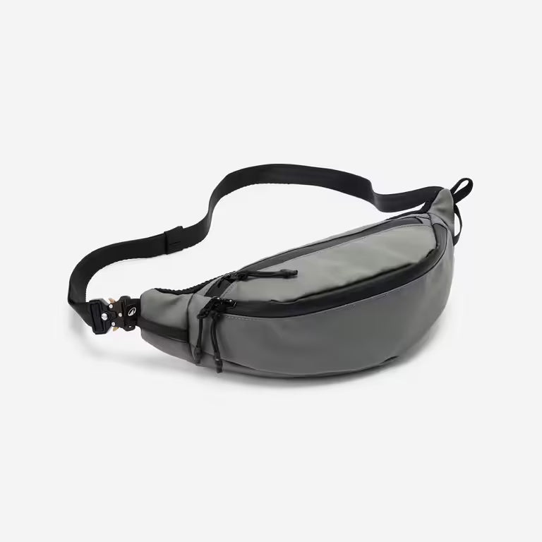 Water-repellent bum bag